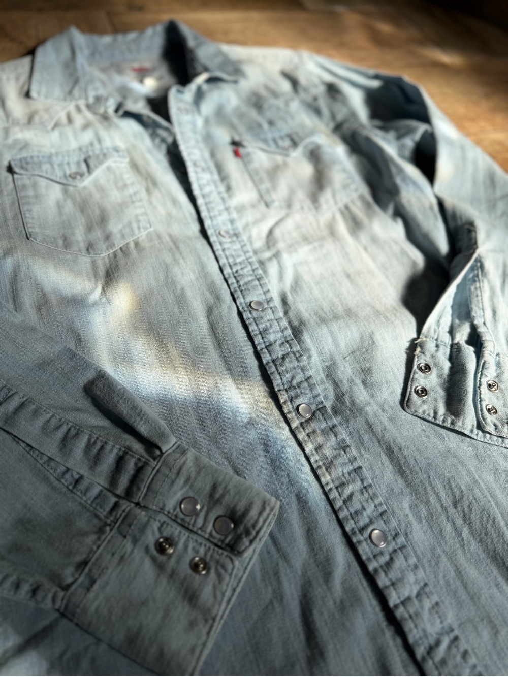 Levi's Light Wash Denim Western Shirt Jacket - Picture 4 of 7